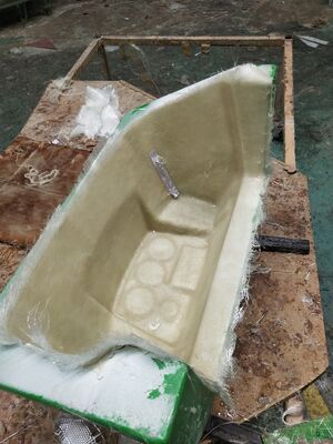 Caisse de camion en plastique renforcé (FRP) avec couvercle robuste, adaptée à la logistique et à la sécurité du fret.