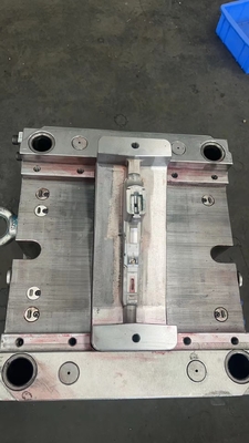 Moule d'injection en plastique personnalisé avec 1 cavité de moule et base de moule LKM
