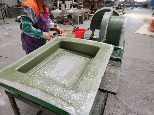 Moule personnalisable en fibre de verre équipé d'une forte résistance aux chocs, fournissant un moulage durable et une fabrication précise de composants