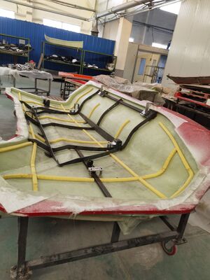 Caisse de camion en plastique renforcé (FRP) avec couvercle robuste, adaptée à la logistique et à la sécurité du fret.