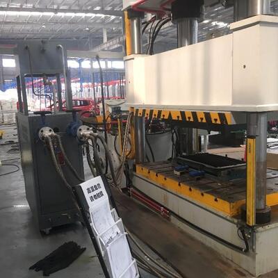 SMC Moulissage par compression Couverture de toit de bus Déflecteur d'air Externe en FRP léger