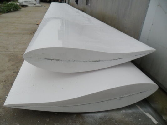Blade de turbine éolienne à axe horizontal et vertical protégée par une extrémité avant durable