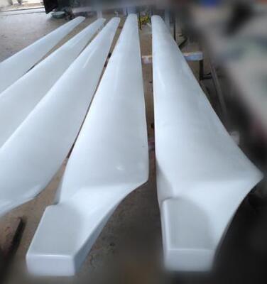 Blade de turbine éolienne à axe horizontal et vertical protégée par une extrémité avant durable